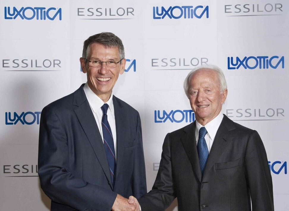  Người sáng lập kiêm Chủ tịch hãng sản xuất kính mắt Luxottica Leonardo Del Vecchio của Ý (phải) cùng Giám đốc điều hành hãng sản xuất thấu kính người Pháp Essilor Hubert Sagnieres. Ảnh: AFP. 
