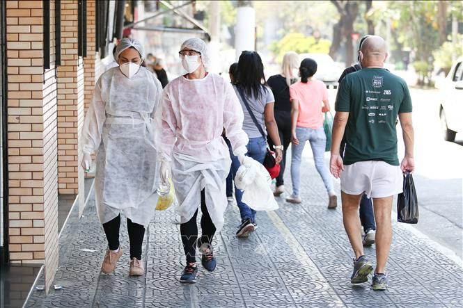 Người dân đeo khẩu trang phòng lây nhiễm COVID-19 tại Sao Paulo, Brazil. Ảnh:TTXVN.
