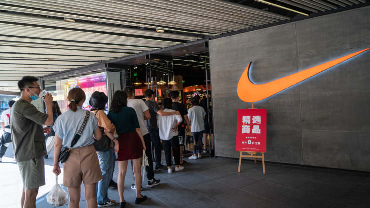 Người mua sắm xếp hàng chờ vào cửa hàng Nike trong đợt giảm giá mùa hè tại Bắc Kinh, Trung Quốc vào ngày 20/9/2020. Ảnh: Getty.