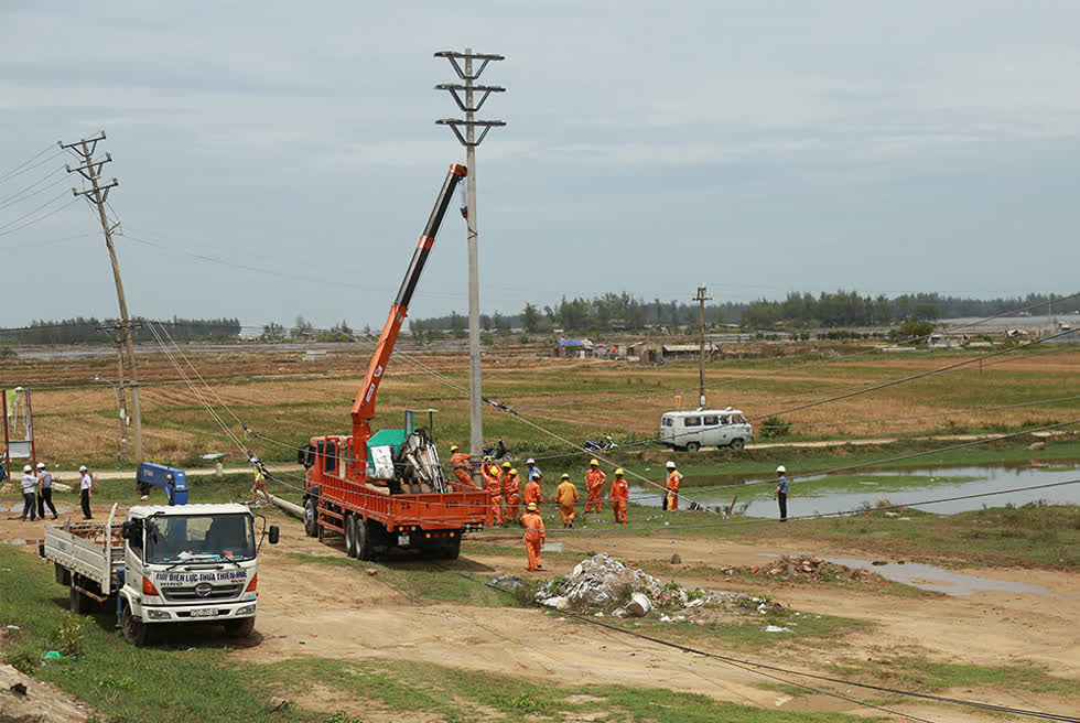 Khắc phục sự cố lưới điện do ảnh hưởng bão số 5 tại tỉnh Thừa Thiên - Huế. Ảnh: EVN