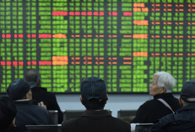 Các nhà đầu tư ngồi trước bảng thông tin chứng khoán Hàng Châu, Trung Quốc, hồi tháng 2. Ảnh: Reuters