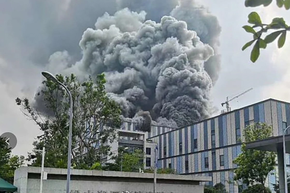  Video được truyền thông Trung Quốc đăng tải cho thấy khói đen bốc lên ngùn ngụt từ tòa nhà. 