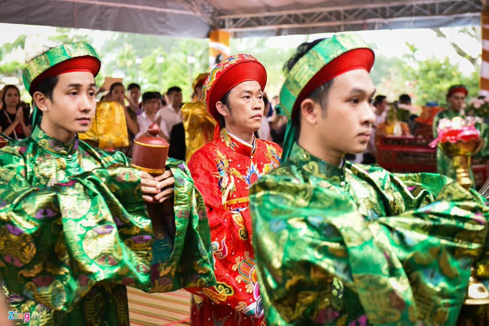 Nghệ sĩ  Hoài Linh  thực hiện nghi thức cúng Tổ tại  đền thờ Tâm linh Việt . Ảnh: Zing
