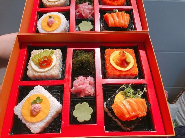 Chủ một tiệm sushi có tiếng ở TP.HCM vừa cho ra đời loại bánh trung thu sushi. Vỏ bánh là cơm trắng trộn dấm truyền thống, nhân bên trong có thể làm theo tuỳ sở thích của khách hàng, nhưng chủ đạo vẫn là lươn nướng Nhật, hàu Nhật chiên xù, cá hồi, tôm trứng muối cùng các loại trứng cá. Bánh trung thu sushi có thể làm chín hoặc sống theo sở thích của khách hàng. Bánh trung thu sushi có giá khoảng 1.500.000 đồng/hộp 4 chiếc. Ảnh: Dân Trí