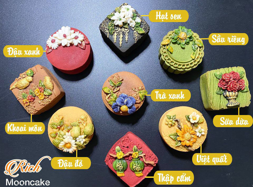 ánh nghệ thuật tạo hình 3D được tạo hình rất công phu đến từng chi tiết. Do các họa tiết được đắp nổi ở mặt trước bánh nên gọi là bánh 3D. Màu sắc trang trí bánh rất tươi tắn, sặc sỡ hoàn toàn được làm từ các loại rau củ. Nguyên liệu làm bánh chủ yếu từ các loại hạt giàu chất dinh dưỡng như hạnh nhân, macca, óc chó, chia. Giá cho loại bánh này từ 800.000-1.000.000 đồng/hộp 4 chiếc. Ảnh: Rich Mooncake