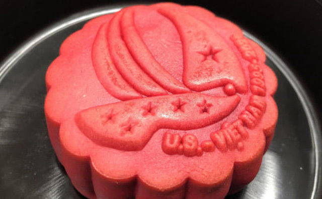 Mùa trung thu năm nay, một thương hiệu bánh ngọt nổi tiếng đã cho ra đời món bánh trung thu được làm từ thanh long với màu hồng lạ mắt. Bánh trung thu thanh long có giá 573.000 đồng/hộp, tức 143.000 đồng/chiếc. Ảnh: GiadinhNet