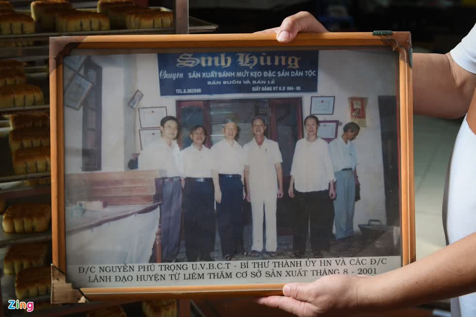 Năm 2001, Tổng bí thư, Chủ tịch nước Nguyễn Phú Trọng - khi đó là Bí thư Thành ủy Hà Nội - cùng các đồng chí lãnh đạo huyện Từ Liêm đã đến thăm cơ sở sản xuất bánh Trung thu Sinh Hùng.