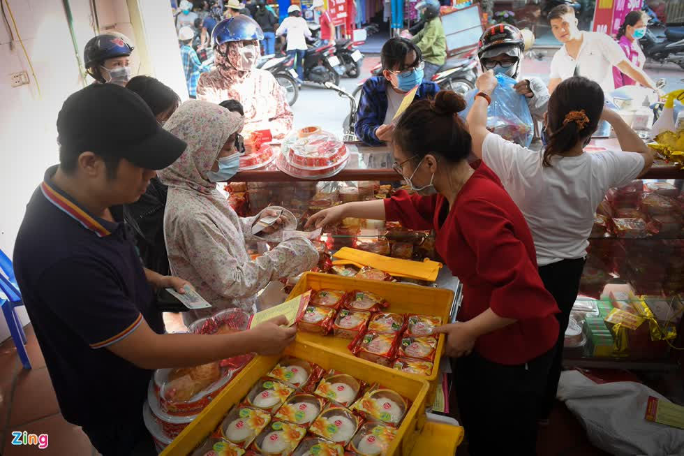 Cơ sở sản xuất bánh Sinh Hùng ở làng nghề Xuân Đỉnh (Bắc Từ Liêm, Hà Nội) là gia đình có truyền thống 58 năm làm bánh trung thu. Gần đến ngày rằm tháng 8, cửa hàng bánh này luôn nhộn nhịp khách ra, vào từ sáng đến tối.