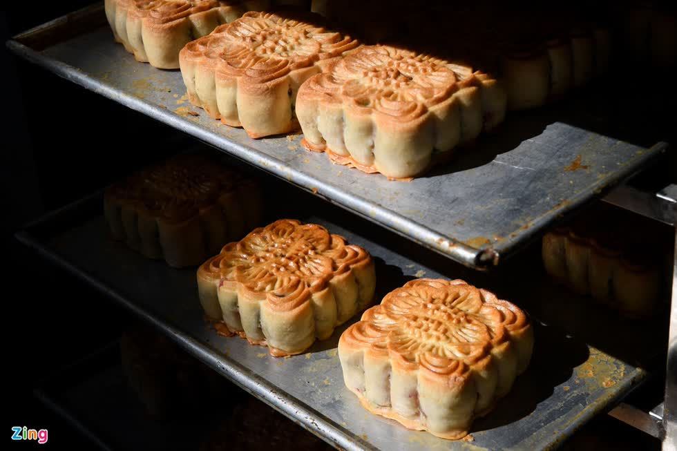 Các loại bánh truyền thống như bánh dẻo, bánh nướng nhân đậu xanh, nhân thập cẩm có giá 25.000-45.000 đồng/chiếc tùy loại.