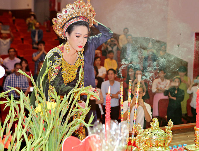 Trịnh Kim Chi làm lễ giỗ Tổ ở sân khấu của chị.