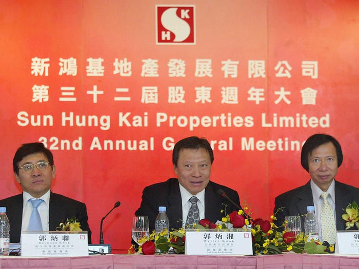  Trong ảnh là Raymond Kwok Ping-luen (ngồi giữa), hiện là Chủ tịch kiêm CEO của Sun Hung Kai Properties. Ảnh: Jonathan Wong.  