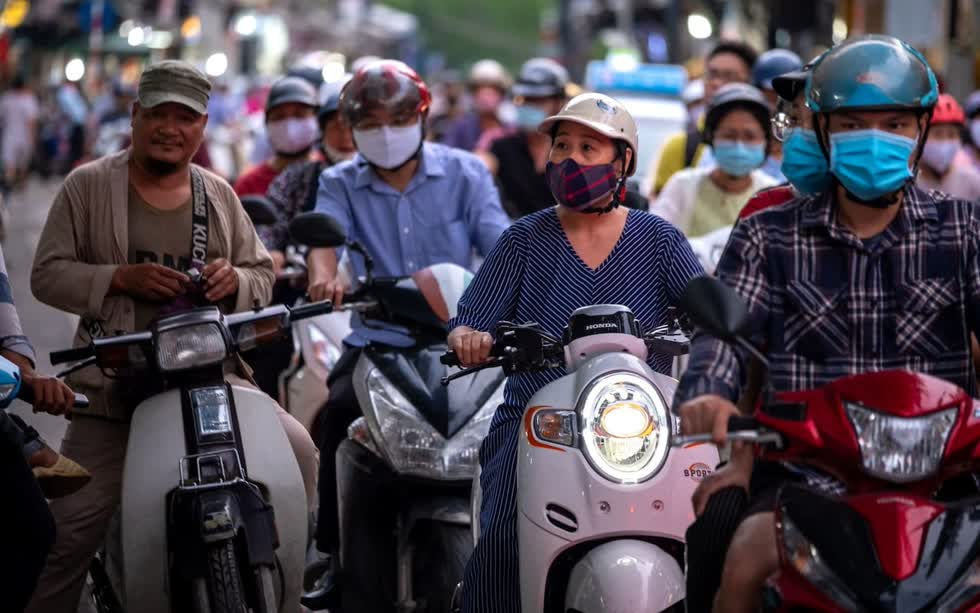 Đường xá Việt Nam lại đông đúc, cuộc sống trở về trạng thái 