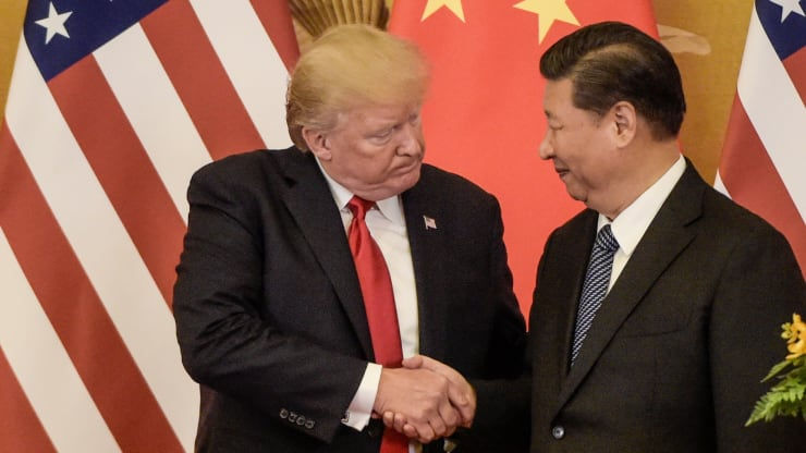 Tổng thống Donald Trump bắt tay Chủ tịch Trung Quốc Tập Cận Bình khi kết thúc cuộc họp báo tại Đại lễ đường Nhân dân ở Bắc Kinh ngày 9/11/2017. Ảnh: AFP.
