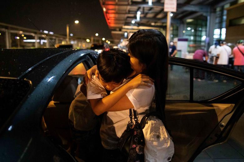 Y tá người Philippines April Glory ôm con trai trước khi lên đường sang Anh, bên ngoài sân bay quốc tế Ninoy Aquino ở thành phố Pasay, Metro Manila, Philippines. Ảnh: Reuters.