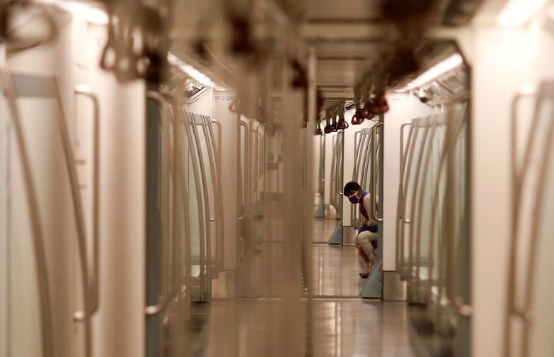 Một người đàn ông đeo khẩu trang đi bên trong tàu điện ngầm Delhi, vào ngày đầu tiên bắt đầu lại hoạt động của họ, ở New Delhi, Ấn Độ. Ảnh: Reuters.