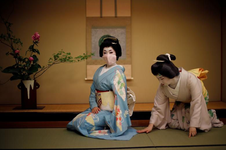Hai geisha đang chuẩn bị trước khi bắt đầu công việc tại nhà hàng Nhật Bản sang trọng Asada (Tokyo, Nhật Bản). Các geisha đã bị ngưng làm việc trong nhiều tháng nay và phải tuân theo các quy tắc phòng chống dịch khi trở lại.