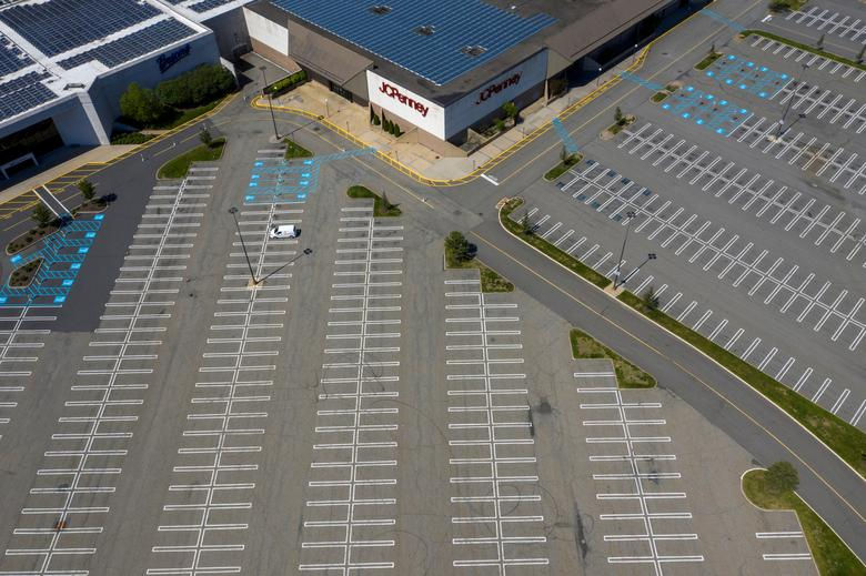 Một cửa hàng bách hóa JC Penney phía trên các bãi đậu xe trống tại Trung tâm mua sắm Woodbridge vẫn đóng cửa do dịch bệnh bùng phát ở Woodbridge Township, New Jersey, ngày 21/5. Ảnh: Reuters.