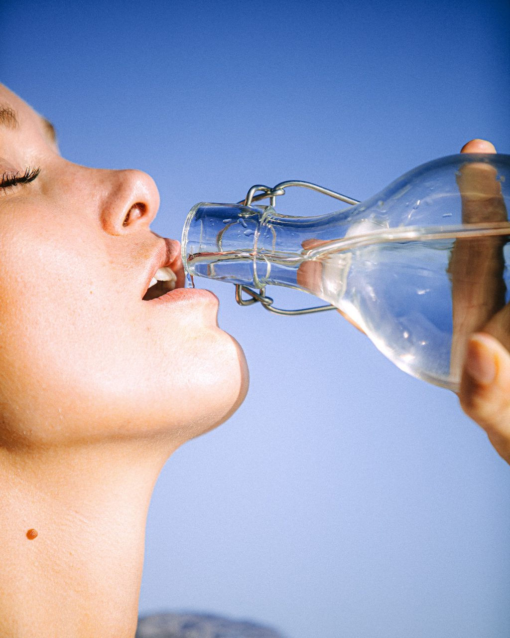 Thực tế là uống nhiều nước sẽ không giúp chống lại quá trình tế bào lão hóa. Ảnh: Pexels. 