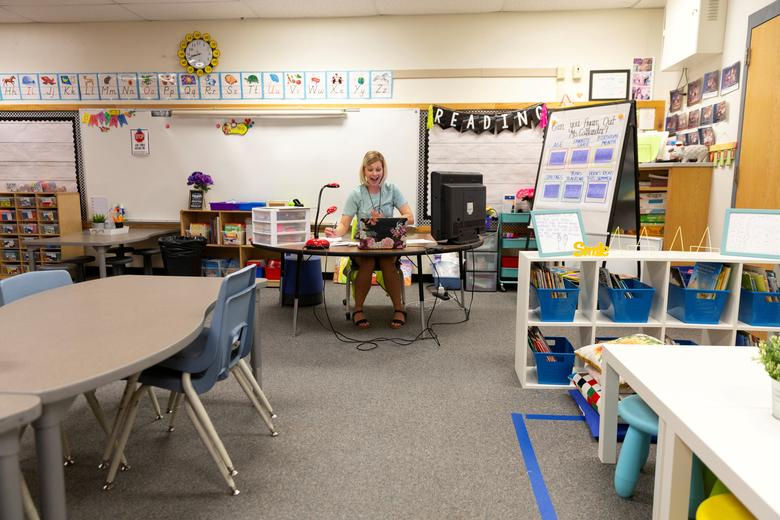 Cô giáo Alexa Callander đang dạy trực tuyến cho các học sinh của Trường Tiểu học Rover do các hạn chế về giãn cách xã hội ở thành phố Tempe (Arizona, Mỹ). Ảnh: Reuters.