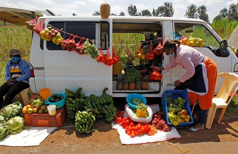 Một người lái xe sắp xếp trái cây và rau quả để bán, như một quầy tạp hóa di động thay thế, dọc theo đường cao tốc sau khi bị phong tỏa ở ngoại ô Nairobi, Kenya. Ảnh: Reuters.