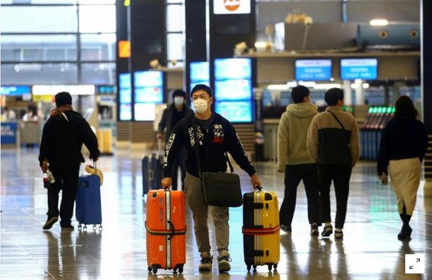 Hành khách tại Sân bay Quốc tế Kansai ở Osaka, Nhật Bản ngày 14/3/2020. Ảnh: Reuters