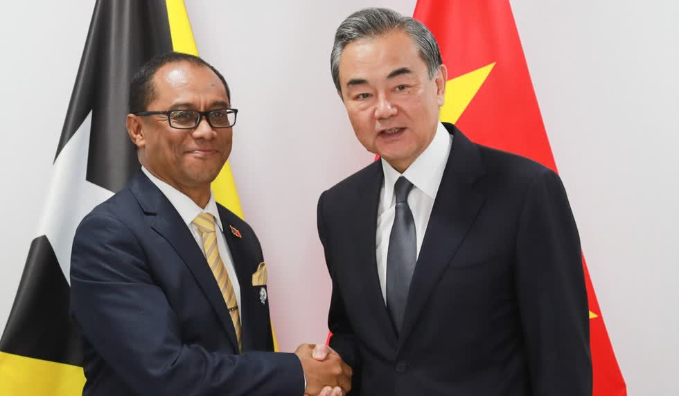 Ngoại trưởng Trung Quốc Vương Nghị (phải) gặp người đồng cấp của Đông Timor Babo Soares.