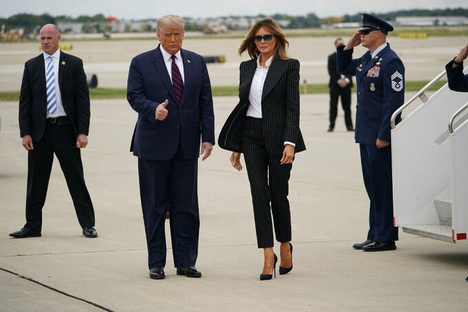 Trump và Melania khi đến sân bay quốc tế Cleveland Hopkins, thành phố Cleveland, bang Ohio, chiều 29/9.