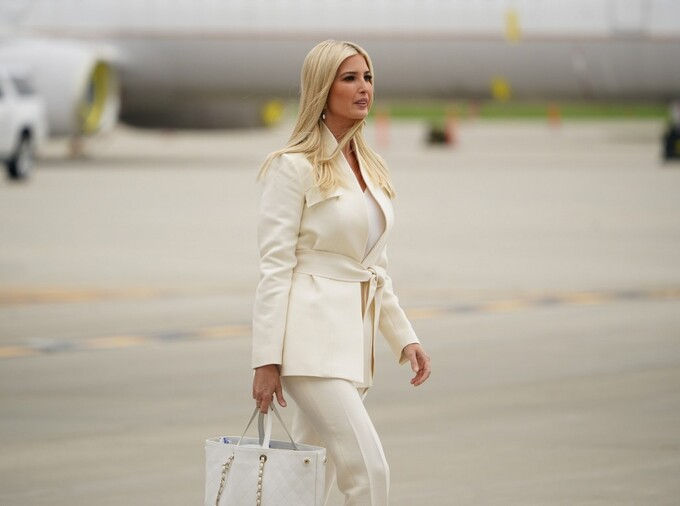 Ivanka diện bộ suit trắng khi xuống sân bay quốc tế Cleveland Hopkins, thành phố Cleveland, bang Ohio, chiều 29/9. Ảnh: AFP.