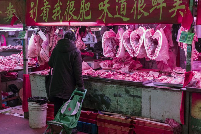 Giá thịt lợn tại Trung Quốc vẫn đang ở mức cao. Ảnh: Bloomberg.