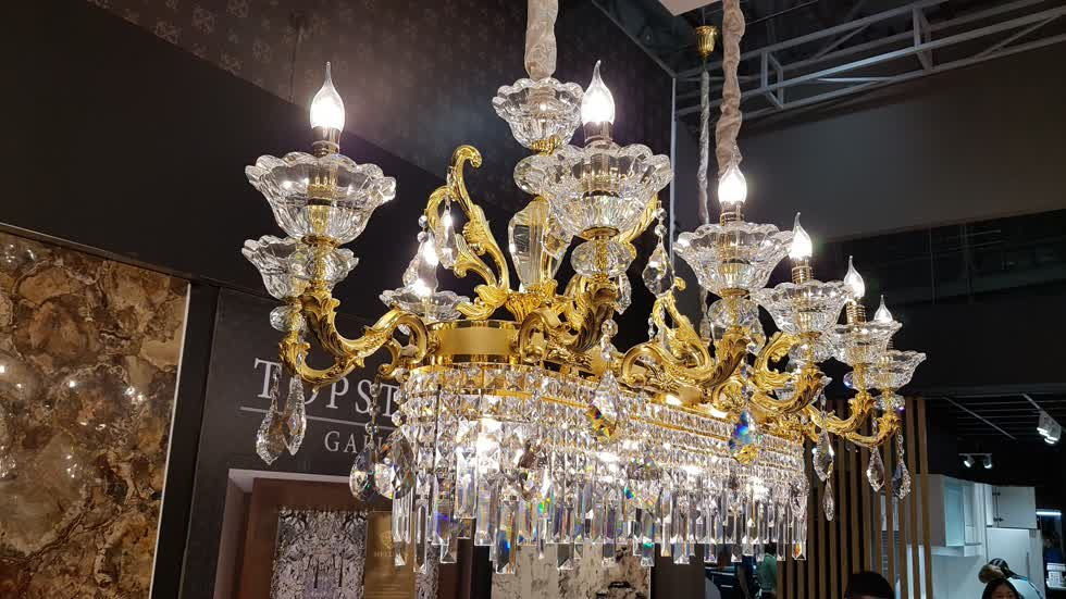  Những chiếc đèn pha lê mạ vàng có giá vài trăm triệu đến cả tỷ đồng được trưng bày tại triển lãm. Ảnh: Cẩm Viên. 