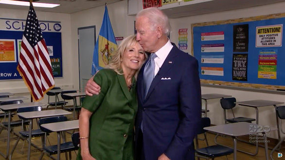 Ứng cử viên tổng thống đảng Dân chủ Joe Biden hôn lên trán vợ ông, bà Jill Biden, khi họ xuất hiện trong sự kiện truyền hình trực tiếp từ bang nhà Delaware, Mỹ ngày 18/8. Ảnh:Reuters
