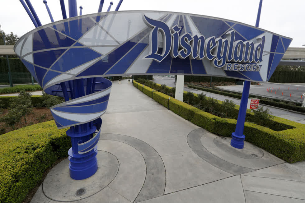 Cổng vào khu nghỉ mát Disneyland ở Anaheim, California vắng vẻ do Disneyland chưa được mở lại. Ảnh: AP.