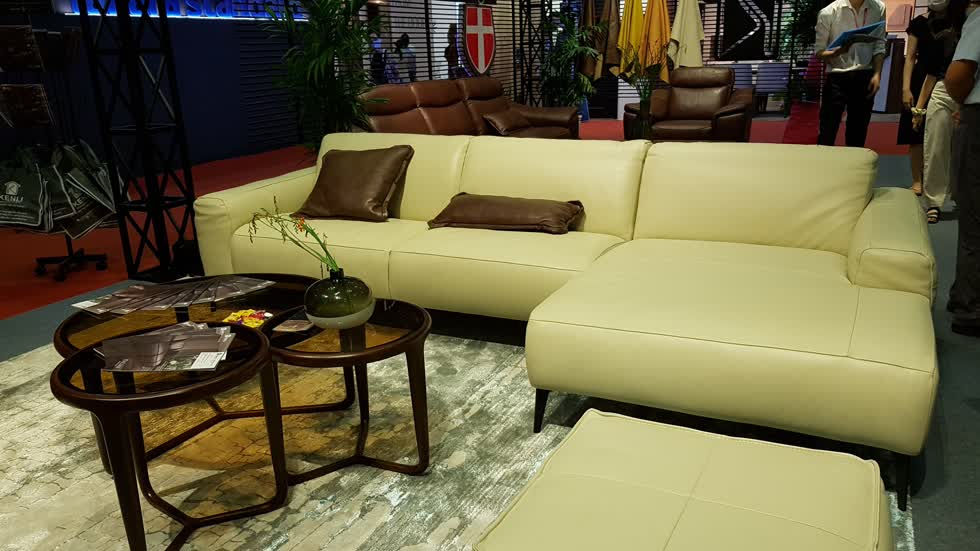 Tại triển lãm những bộ bàn ghế sofa được bán với giá ưu đãi từ 10-30-%. 