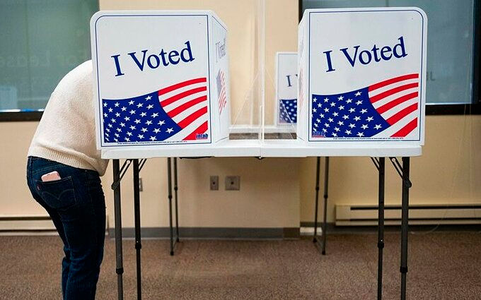 Cử tri bỏ phiếu sớm ở Virginia ngày 18/9. Ảnh: AFP.