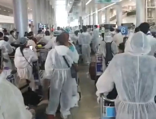 Hàng trăm hành khách từ Hàn Quốc về Việt Nam đã mắc kẹt tại sân bay Tân Sơn Nhất hơn 10 giờ sau khi hạ cánh vì không thể thống nhất với hãng bay mức giá khách sạn. Ảnh: P. Văn Vũ.