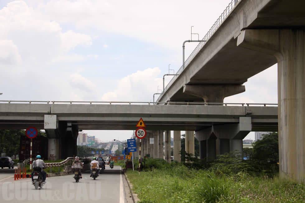 Đoạn gặp nhau giữa Xa lộ Hà Nội và QL1A có tuyến Metro số 1 đi qua.
