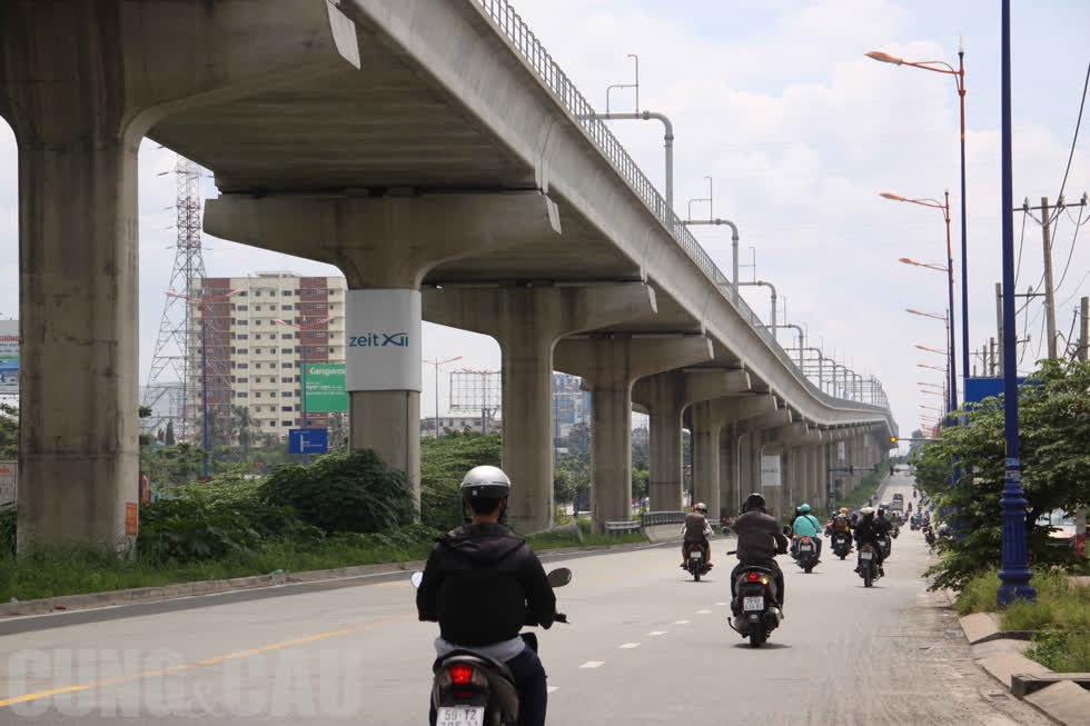 Nhiều đoàn mặt bằng bên cạnh được giải phóng sạch sẽ, xe gắn máy di chuyển thoải mái, an toàn.