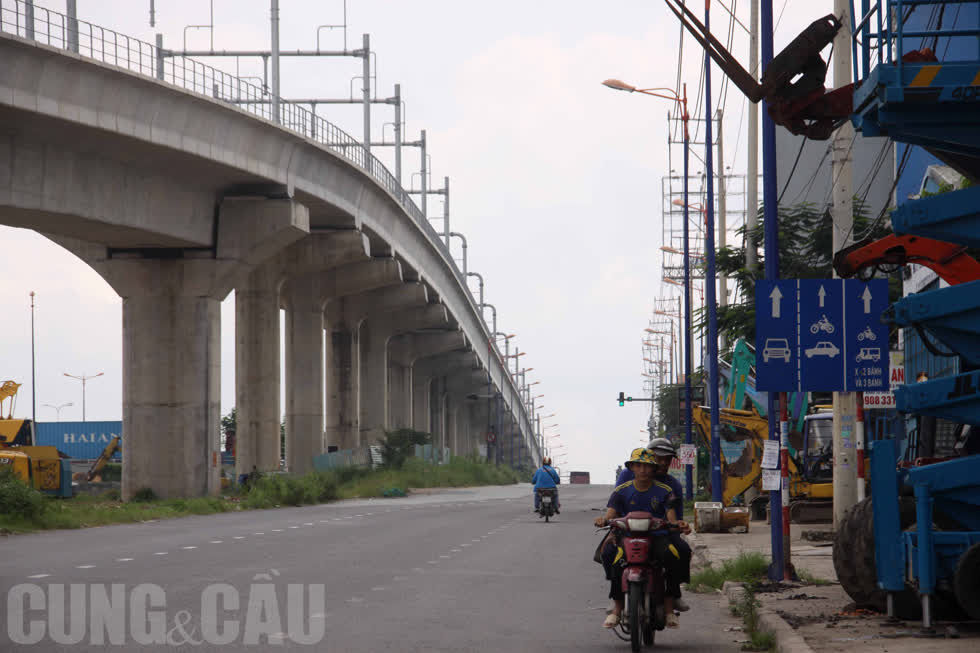  Dọc theo Metro trên Xa lộ Hà Nội, các dự án kết nối với tuyến đường như công trình cầu vượt bộ hành vẫn chưa hoàn thiện.