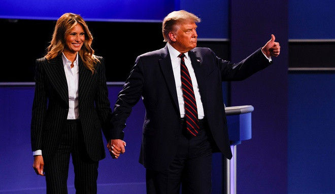 Tổng thống Mỹ Donald Trump và bà Melania Trump rời sân khấu sau cuộc tranh luận tổng thống ngày 29/9. Ảnh: Reuters.