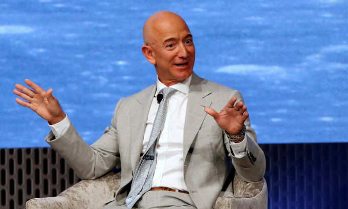 Ông chủ Amazon Jeff Bezos, tỷ phú giàu nhất thế giới, phát biểu tại một sự kện ở Boston, bang Massachusetts, Mỹ, hồi tháng 6/2019. Ảnh: Reuters.