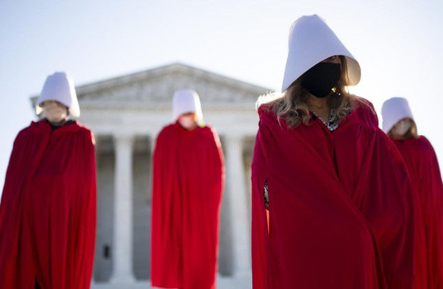   Những người biểu tình từ Trung tâm Hành động Dân chủ phổ biến mặc trang phục của bộ phim Handmaid's Tale đứng trên quảng trường Tòa án Tối cao Hoa Kỳ ở Washington hôm 30.9 để phản đối việc thẩm phán Amy Coney Barrett được đề cử vào vị trí thẩm phán toà án tối cao Mỹ.  