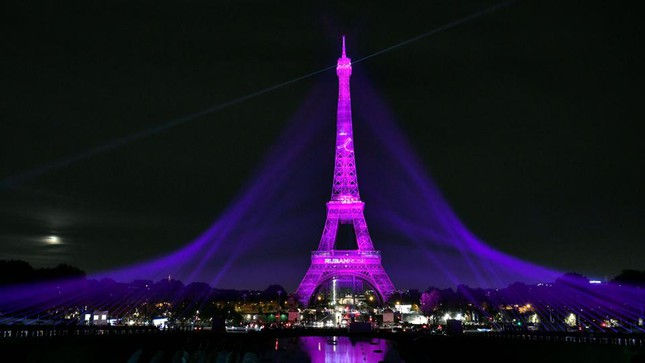  Tháp Eiffel được thắp sáng bằng đèn màu hồng ngày 1/10 để đánh dấu bắt đầu 