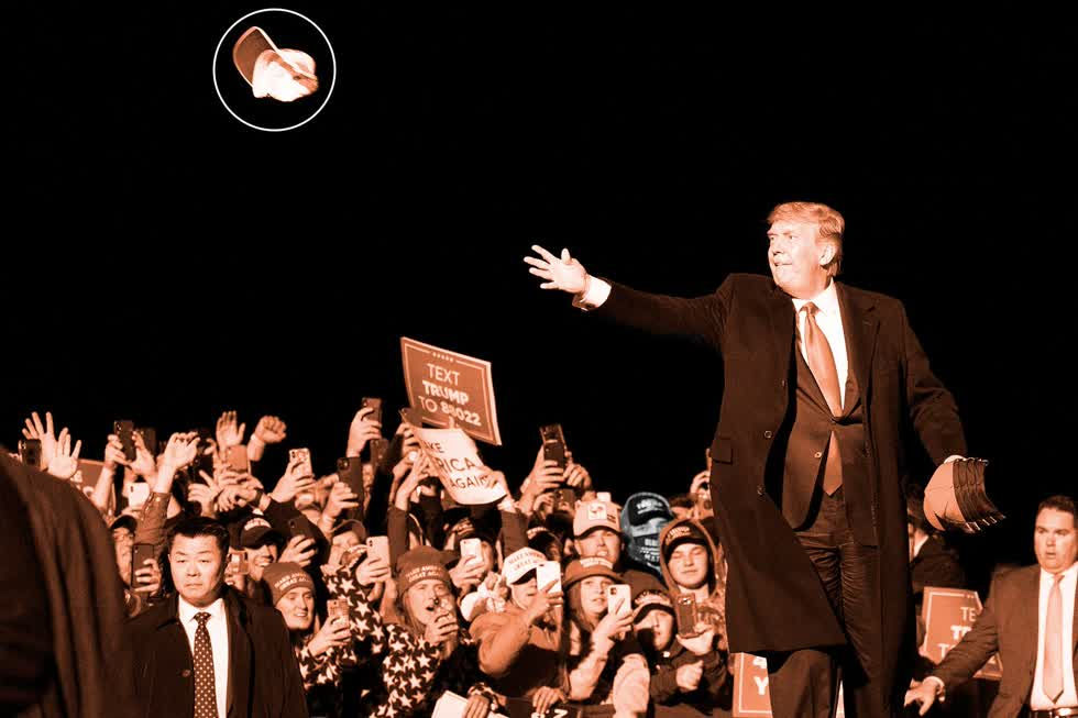  Tổng thống Donald Trump tung mũ cho những người ủng hộ khi ông đến phát biểu tại một cuộc vận động tranh cử tại Sân bay Quốc tế Duluth, thứ Tư, ngày 30/9 ở Duluth, Minn. Ảnh: AP.  