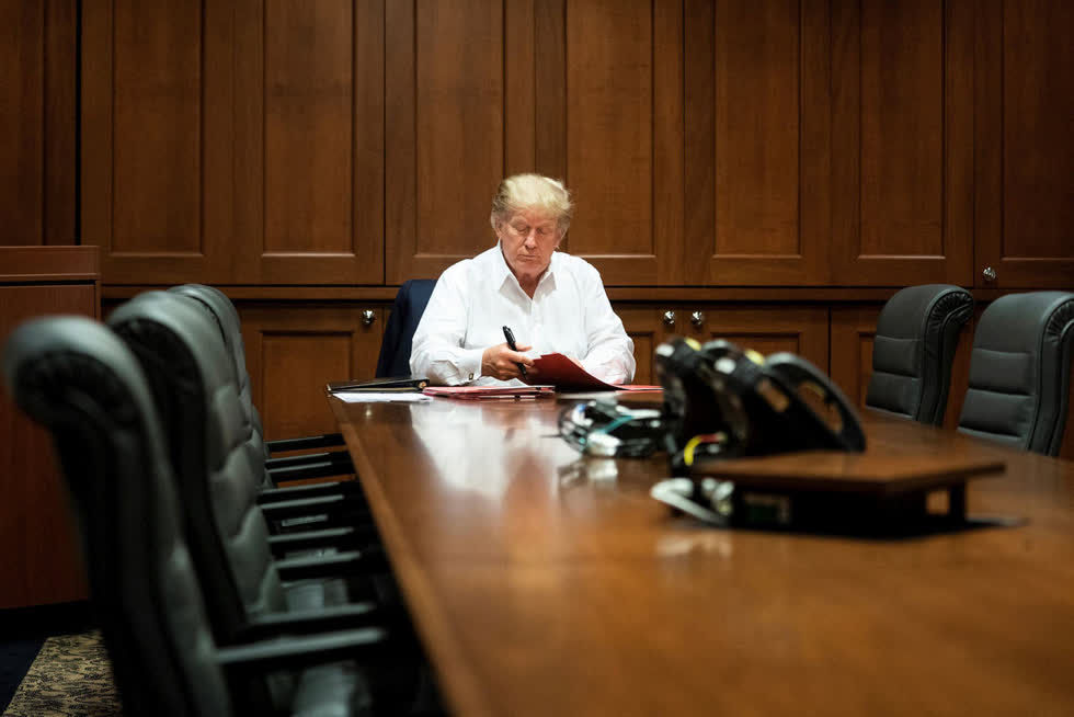   Mới đây, Nhà Trắng gửi cho báo giới 2 bức ảnh chụp lãnh đạo Mỹ đang ngồi làm việc tại phòng lưu trú và phòng họp trong bệnh viện Walter Reed. Ảnh: CNN.  