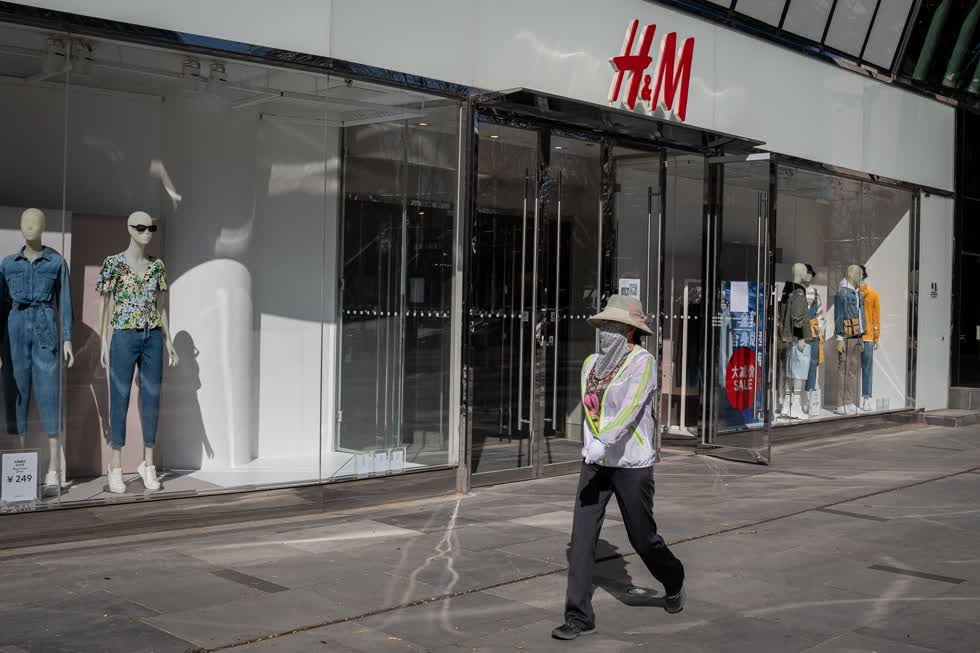 Các ccửa hàng H&M tuy mở cửa trở lại nhưng vẫn trong tình trạng vắng khách. Ảnh: USA Today