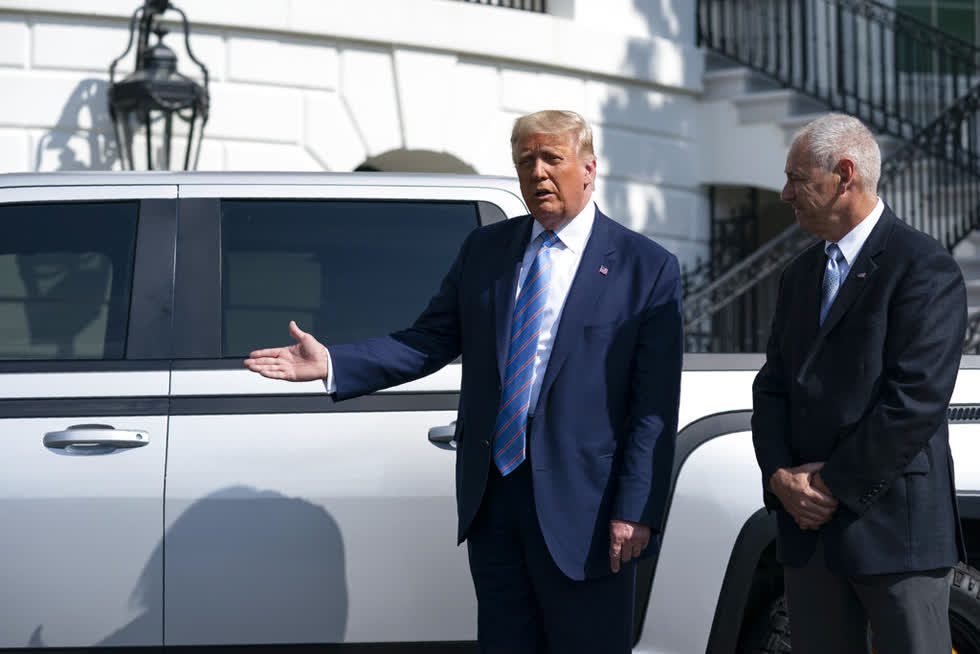   Giám đốc điều hành của Lordstown Motors, Steve Burns, lắng nghe khi Tổng thống Donald Trump nói về chiếc xe bán tải chạy điện hoàn toàn Endurance, được sản xuất tại Lordstown, Ohio, tại Nhà Trắng, Thứ Hai, ngày 28/9 ở Washington. Ảnh: AP.  