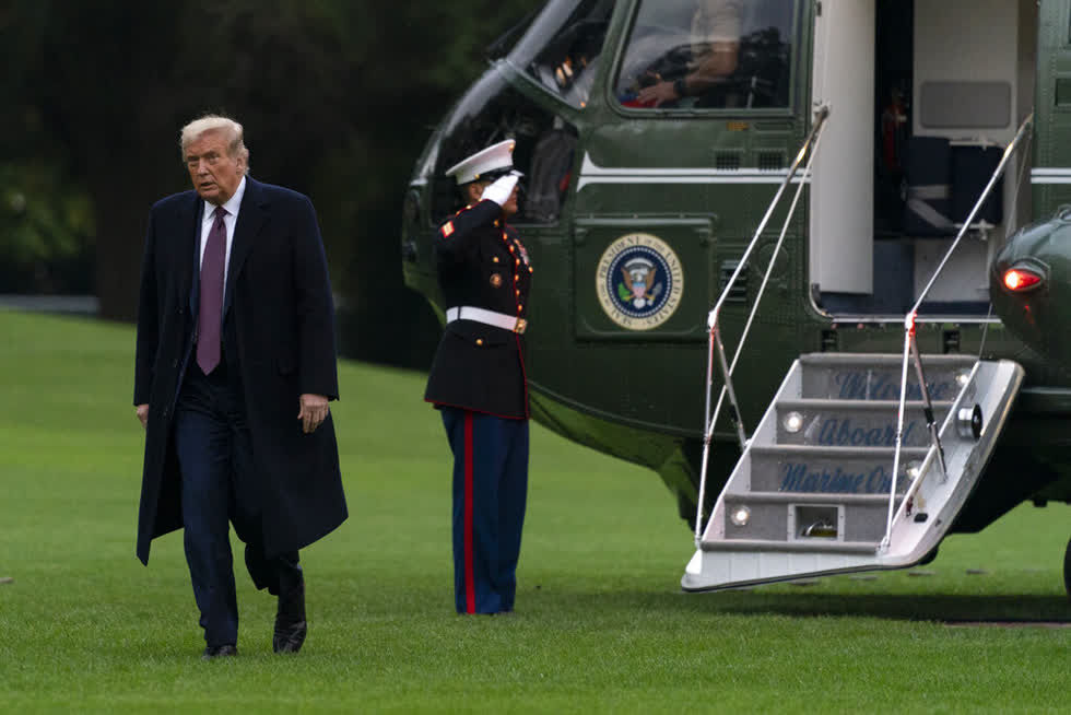   Tổng thống Donald Trump đi bộ từ Marine One đến Nhà Trắng ở Washington, thứ Năm, ngày 1/10 khi ông trở về từ Bedminster, NJ. Ảnh: AP.  