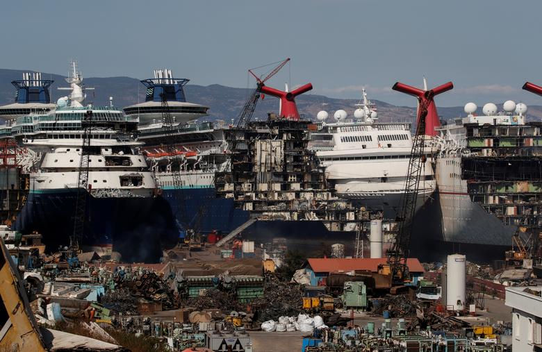    Việc không còn giá trị sử dụng khiến nhiều du thuyền phải kết thúc sứ mệnh ở các cơ sở tháo dỡ để bán phế liệu. Ảnh: Reuters.  