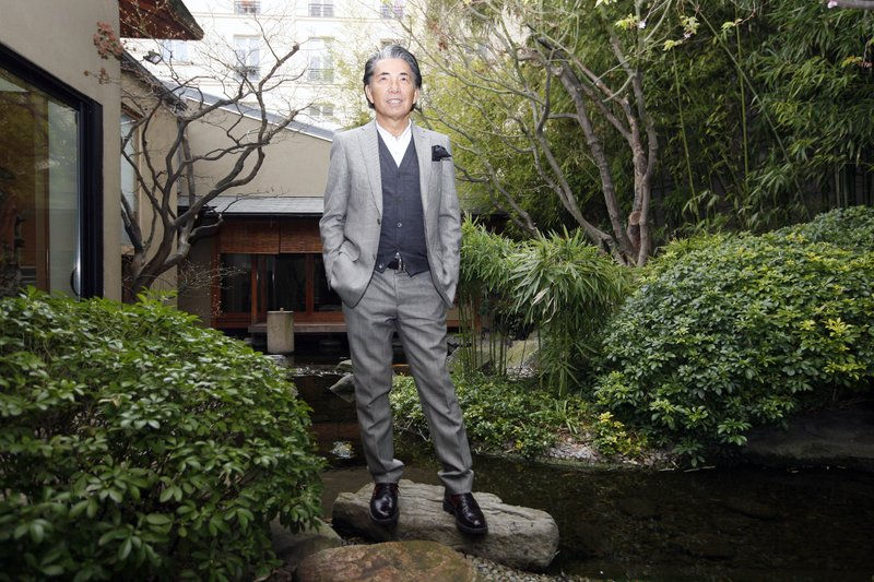  Nhà thiết kế thời trang Nhật Bản Kenzo Takada tạo dáng bên ngoài ngôi nhà ở Paris của mình. Nhà thiết kế thời trang Kenzo Takada qua đời vì biến chứng COVID-19 ở tuổi 81. Ảnh: AP. 