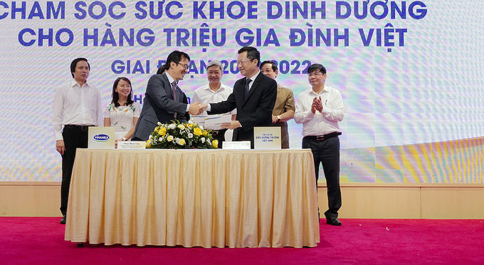 Ông Phan Minh Tiên (bên trái) và ông Hoàng Văn Thành đại diện ký kết hợp tác chiến lược giữa Vinamilk và CLB Điều dưỡng trưởng Việt Nam giai đoạn 2020-2022. 